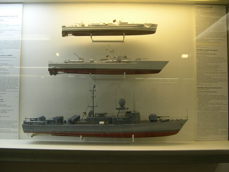Modelle von motorgetriebenen Schiffen im Deutschen Museum