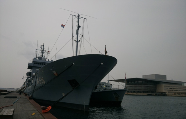 Tender Donau und Minenjagdboot HMS Grimsby