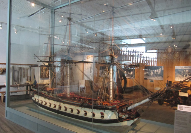 Schwedisches Linienschiff Kronprins Gustav Adolf (1/16) im Marinemuseum in Karlskrona