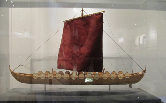 Kleines Langschiff im Lindholm Høje Museet