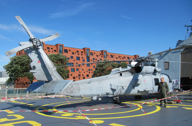 Dänischer Marinehubschrauber Sikorsky MH-60R Seahawk auf der Fregatte Iver Huitfeldt in Kopenhagen