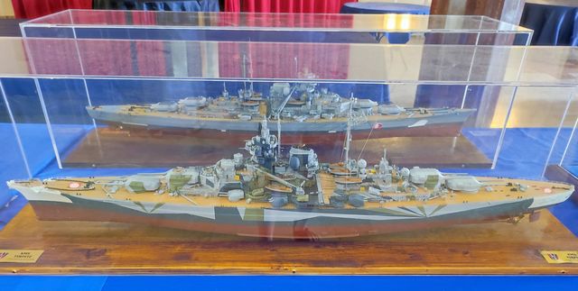 Schlachtschiffe Tirpitz und Bismarck