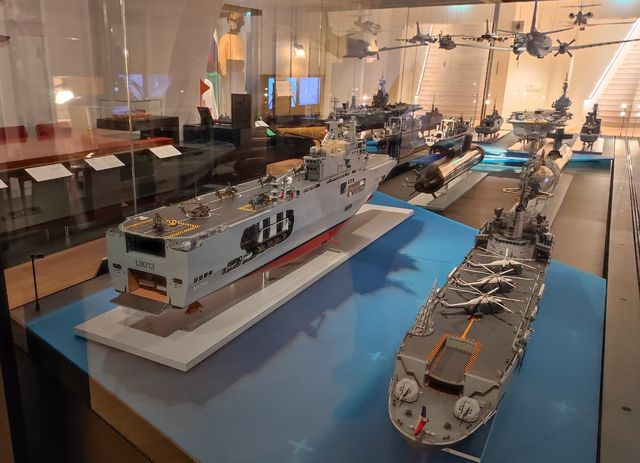 Landungsträger Mistal und Hubschrauberträger Jeanne d'Arc