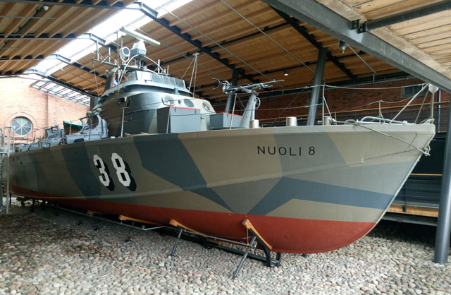 Finnisches Schnellboot Nuoli 8 im Forum Marinum in Turku