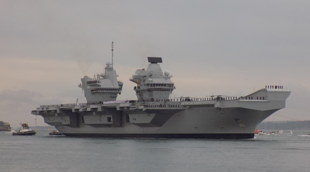 Flugzeugträger HMS Queen Elizabeth in Portsmouth