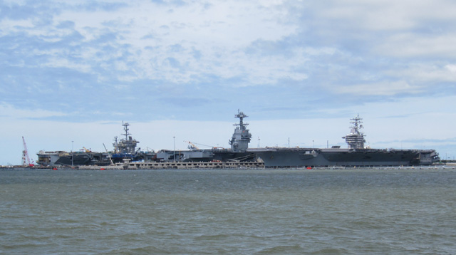 Flugzeugträger USS Dwight D. Eisenhower, USS George Washington, USS Gerald R. Ford in Norfolk