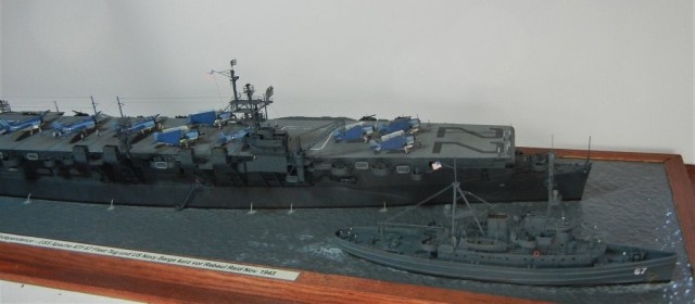 Leichter Flugzeugträger USS Independence und Bergungsschlepper USS Apache (1/350)