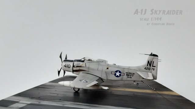 Kampfflugzeug Douglas A-1J Skyraider (1/144)