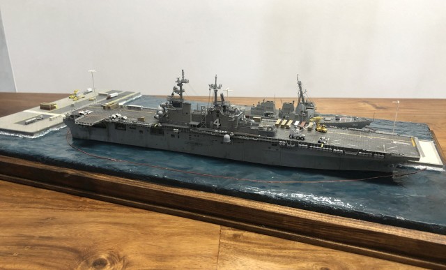 Landungsträger USS Boxer und Zerstörer USS Forrest Sherman (1/700)