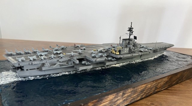 Flugzeugträger USS Forrestal (1/700)