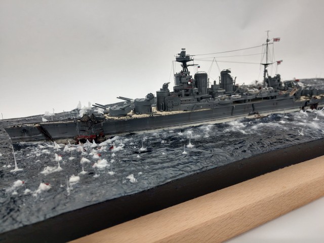 Schlachtkreuzer HMS Hood: die letzten Sekunden (1/700)