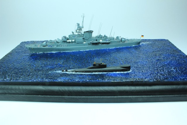 Deutsche Fregatte Augsburg und U-Boot U 16 (1/700)