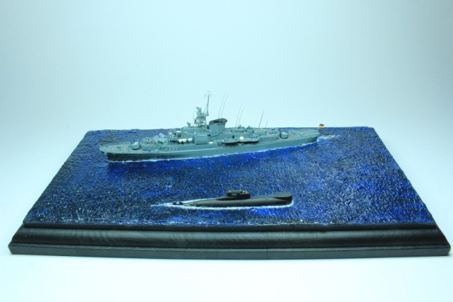 Deutsche Fregatte Augsburg und U-Boot U 16 (1/700)