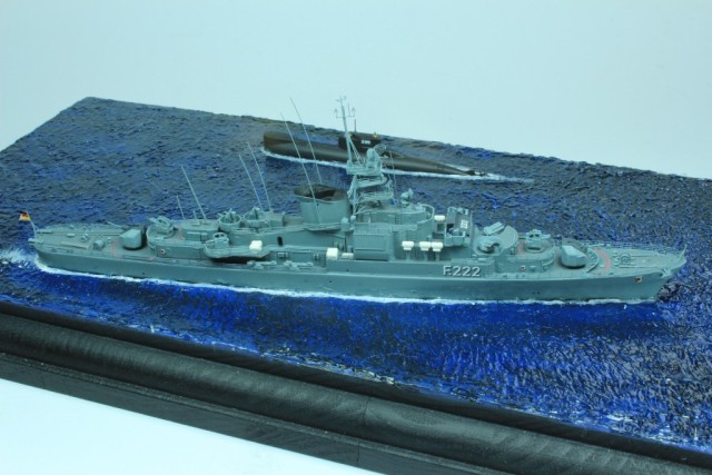 Deutsche Fregatte Augsburg und U-Boot U 16 (1/700)