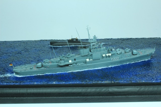 Deutsche Fregatte Augsburg und U-Boot U 16 (1/700)