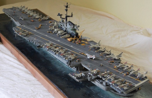 Flugzeugträger USS Coral Sea (1/350)