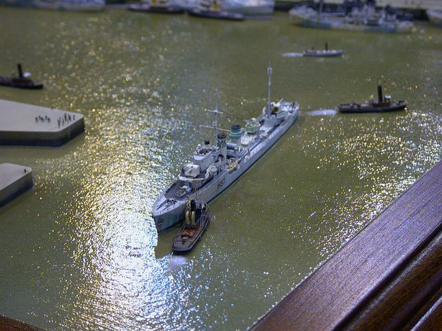 HMS Hesperus auf dem Liverpool – Diorama; bemalte Holzplatte