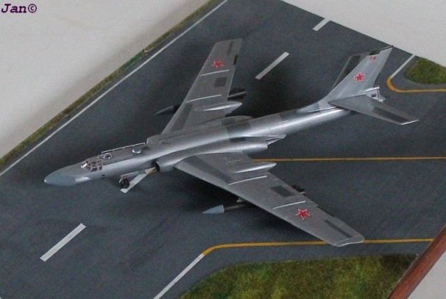 Bomber Tupolew Tu-16K-10 (1/144)