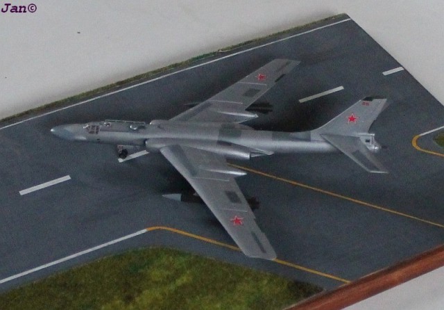 Bomber Tupolew Tu-16K-10 (1/144)