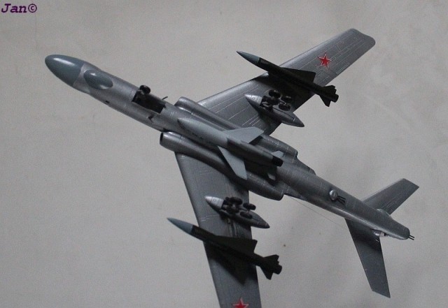 Bomber Tupolew Tu-16K-10 (1/144)