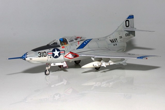 Jagdbomber Grumman F9F-8B Cougar (1/72)