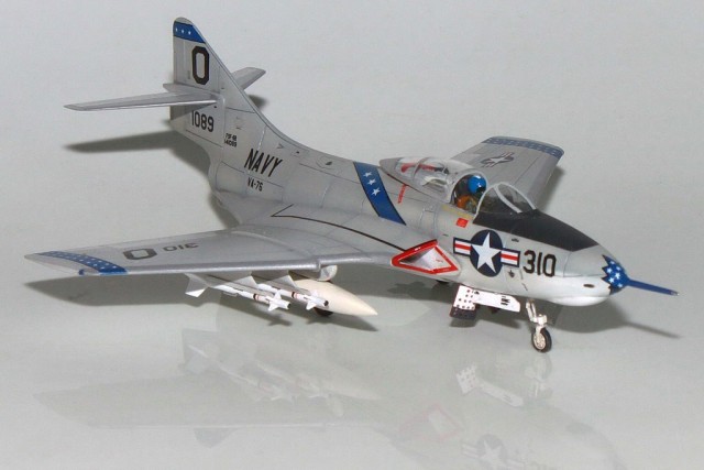 Jagdbomber Grumman F9F-8B Cougar (1/72)