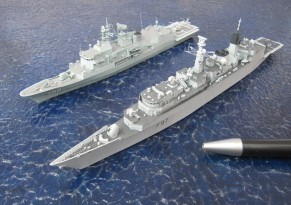 Fregatten HMS Chatham und HMAS Anzac (1/700)