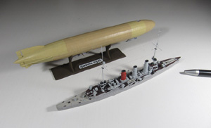 Leichter Kreuzer SMS Pillau (1/700) und Marineluftschiff L 13 (1/720)