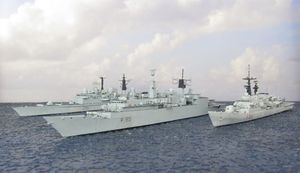 Lenkwaffenzerstörer HMS Gloucester sowie Fregatten HMS London und MMI Libeccio (1/700)