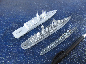 Britischer Flottillenführer HMS Valentine, Zerstörer HMS Cardiff und Fregatte Amatola (1/700)