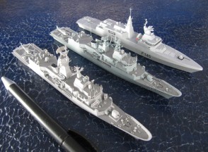 Fregatten HMAS Warramunga, HMAS Anzac und SAS Amatola (1/700)