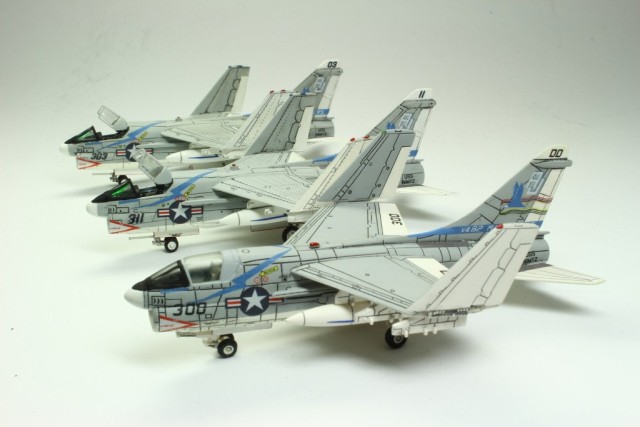 Marinekampfflugzeug LTV A-7E Corsair II (1/144)