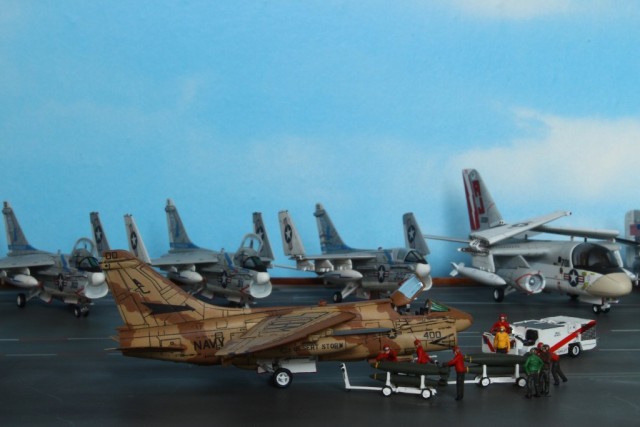 Marinekampfflugzeug LTV A-7E Corsair II (1/144)