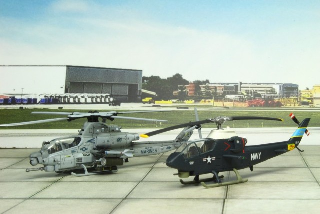Kampfhubschrauber AH-1Z Viper und AH-1G Huey Cobra (1/144)