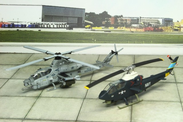 Kampfhubschrauber AH-1Z Viper und AH-1G Huey Cobra (1/144)