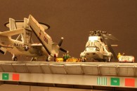 Aufzug der USS Nimitz mit E-2C Hawkeye und SH-3D Sea King (1/144)