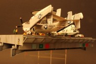 Aufzug der USS Nimitz mit E-2C Hawkeye und SH-3D Sea King (1/144)