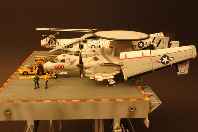 Aufzug der USS Nimitz mit E-2C Hawkeye und SH-3D Sea King (1/144)