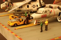 Aufzug der USS Nimitz mit E-2C Hawkeye und SH-3D Sea King (1/144)