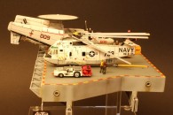 Aufzug der USS Nimitz mit E-2C Hawkeye und SH-3D Sea King (1/144)