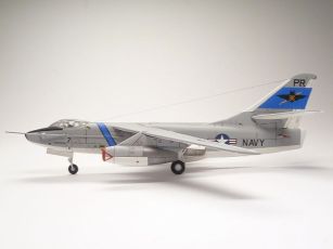 Douglas EA-3B Skywarrior (1/144)