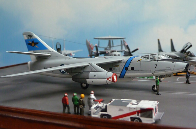 Douglas EA-3B Skywarrior (1/144)