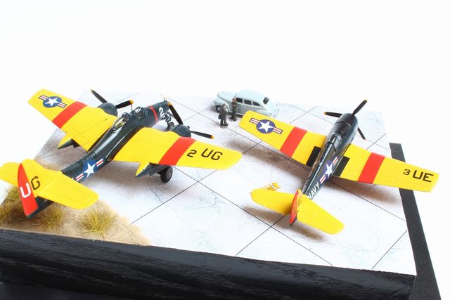 Drohnenkontrollflugzeuge Grumman F6F-5D Hellcat und Grumman F7F-2D Tigercat (1/144)