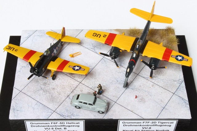 Drohnenkontrollflugzeuge Grumman F6F-5D Hellcat und Grumman F7F-2D Tigercat (1/144)