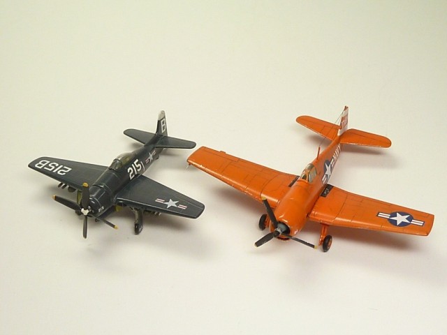 Jagdflugzeug Grumman F8F-1 Bearcat und Drohne Grumman F6F-5K Hellcat (1/144)