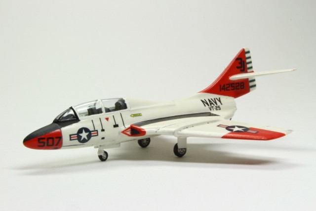 Schulflugzeug Grumman F9F-8T Cougar (1/144)