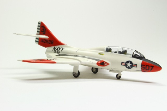 Schulflugzeug Grumman F9F-8T Cougar (1/144)