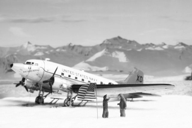 Transportflugzeug Douglas R4D-5L Que Sera Sera (1/144)