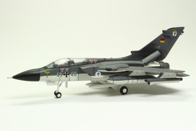 Kampfflugzeug Panavia Tornado IDS (1/144)