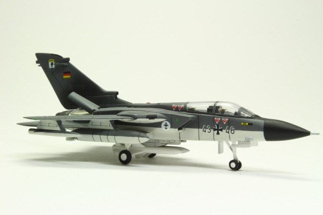 Kampfflugzeug Panavia Tornado IDS (1/144)